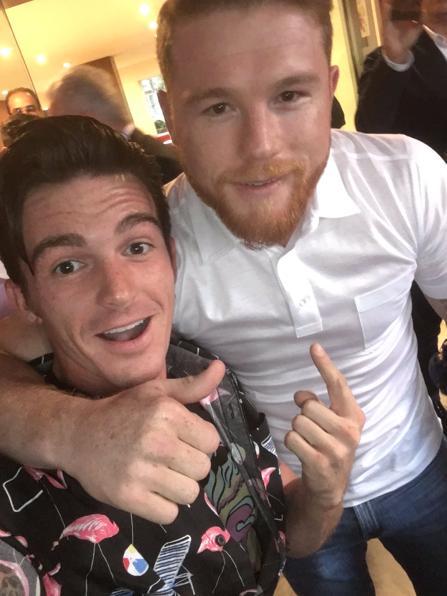 Drake Bell se emociona al ver al 'Canelo' Álvarez.