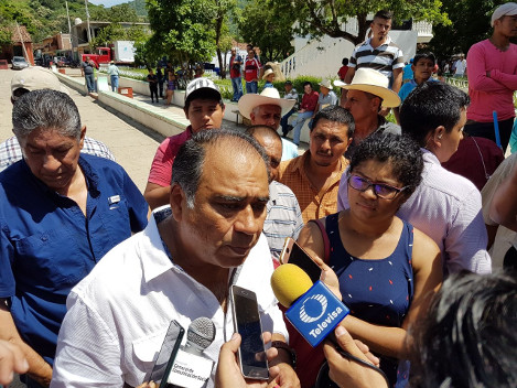 El gobernador de Guerrero, Héctor Astudillo en gira de trabajo visitó los municipios de Coahuayutla y La Unión, en la región de la Costa Grande del es