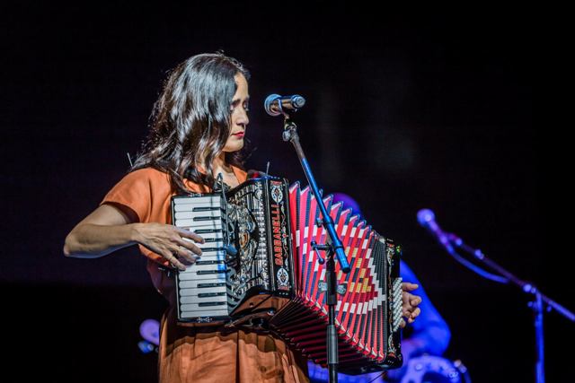 La cantante expresó su comprensión hacia los migrantes.