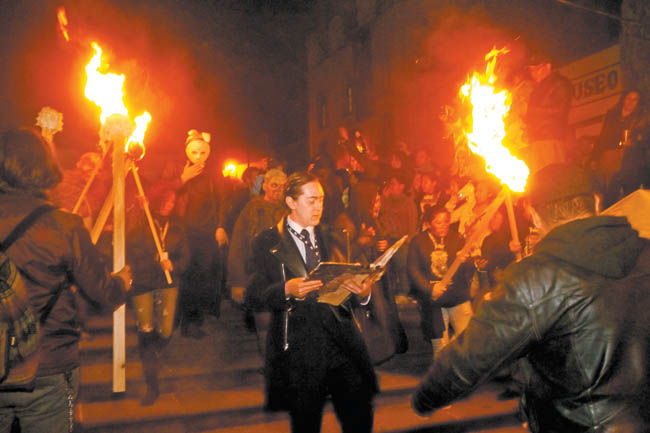La marcha por las calles. 