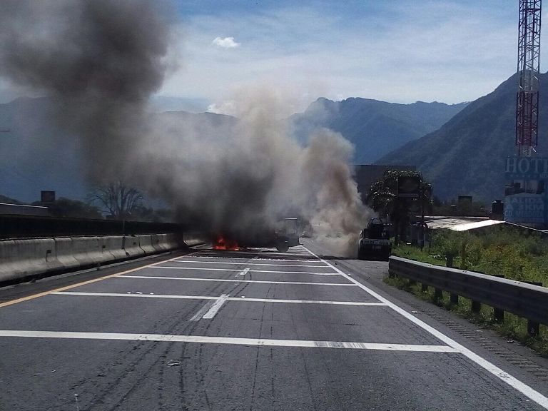 Los habitantes retuvieron a elementos de la Policía estatal.