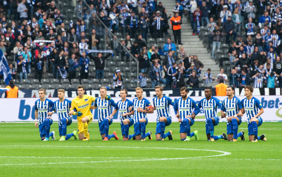 Al igual que en la NFL, los jugadores del Hertha Berlín se arrodillaron en protesta por el racismo