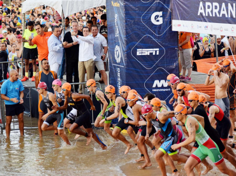 El Triatlón "Acapulco-Cabo Marqués, logró juntar a más de dos mil 500 personas en el puerto.