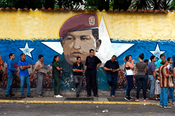 Desde muy temprano, los venezolanos salieron a votar en unos comicios donde se elegirán a 23 gobernadores y en los que la oposición parte como favorit