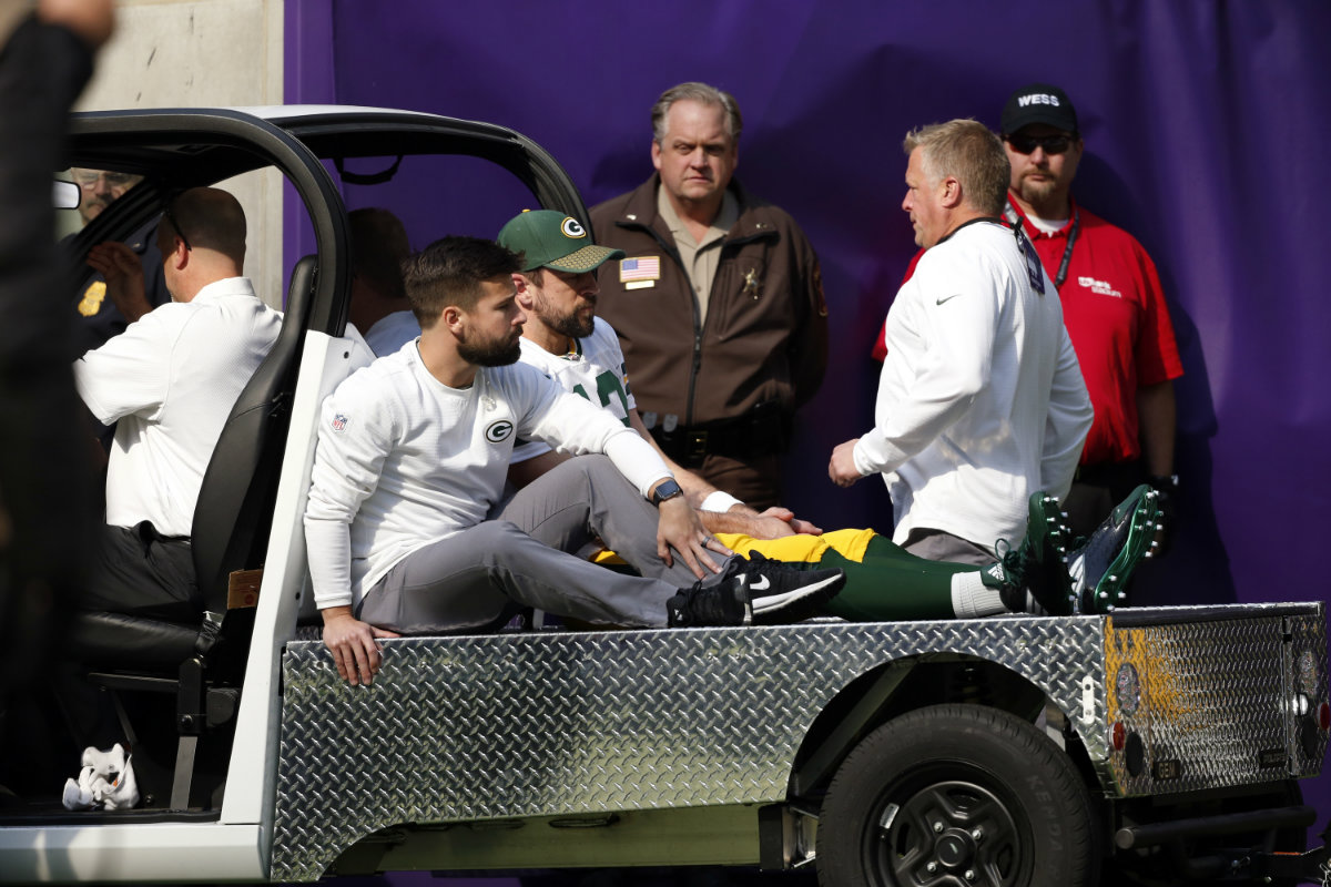 Aaron Rodgers salió lesionado del partido contra los Vikingos de Minnesota
