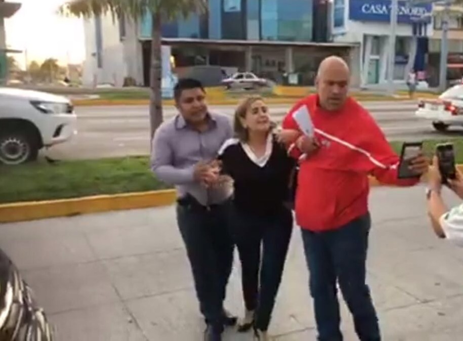 Los agentes alegaron que cumplían con una orden de aprehensión y mostraron identificaciones. 