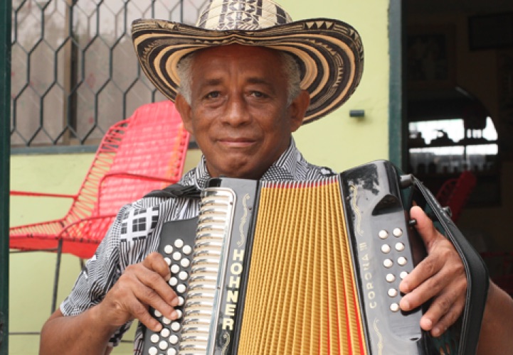Carmelo Torres nació en Plato, Colombia, en 1951.