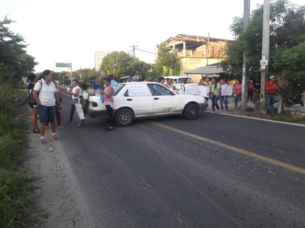 El contingente de la escuela Modesto Alarcón exige la reconstrucción de su plantel.