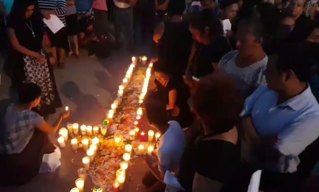 Frente al palacio municipal realizaron una cruz  con flores y veladoras en memoria de las víctimas.