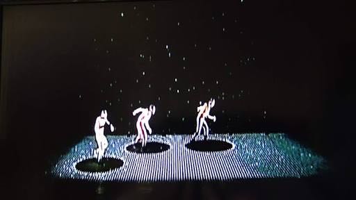 Fusiona movimiento, música, iluminación, arte y tecnología. 