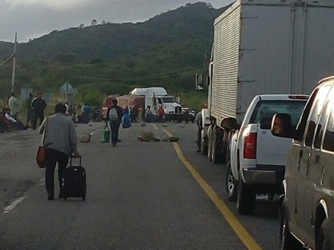 Por cinco horas habitantes de San Carlos Yautepec bloquearon con piedras la autopista Oaxaca-Tehuantepec. 