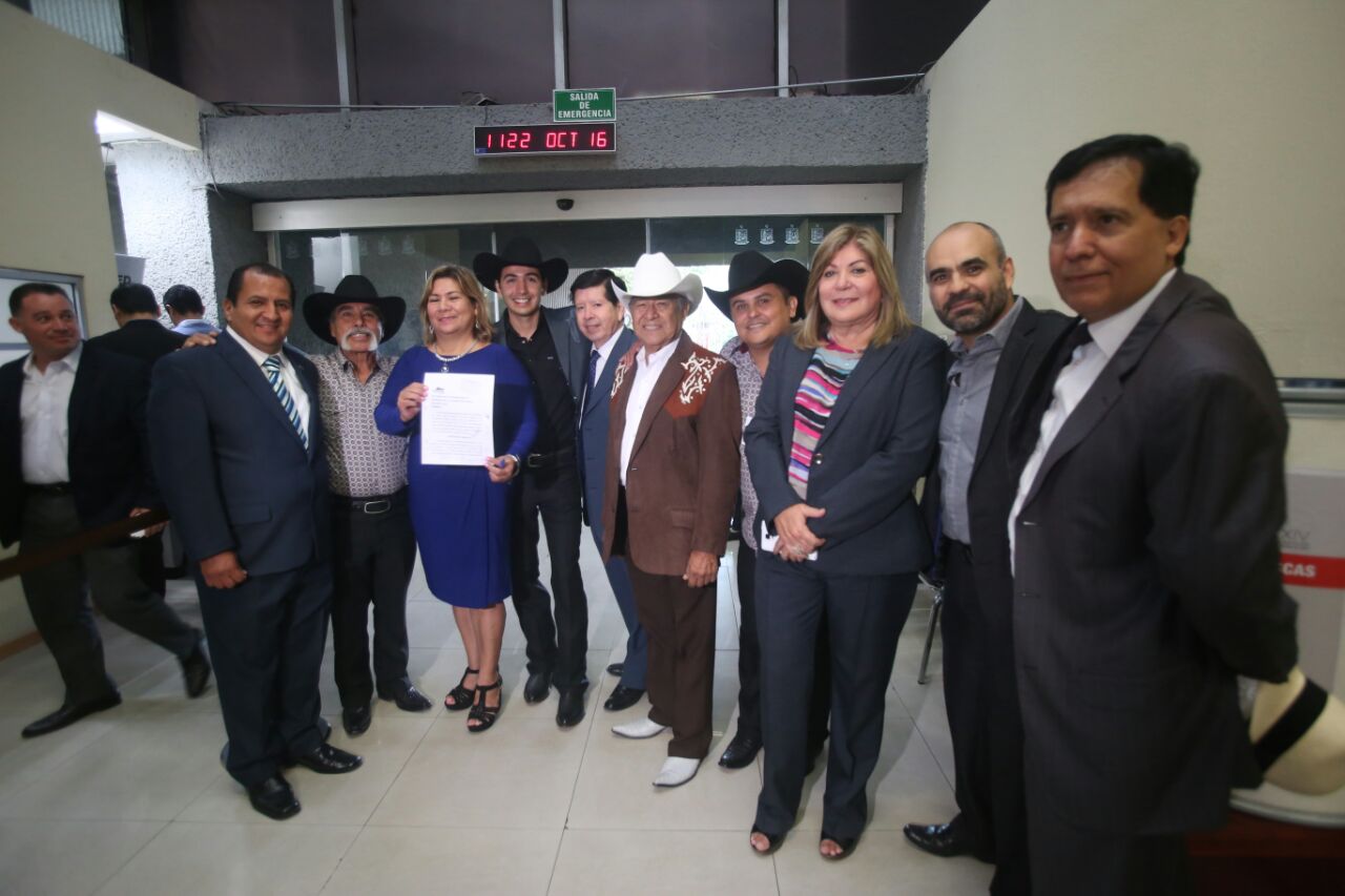 Los músicos de El Palomo y El Gorrión acompañaron a la diputada a hacer la propuesta.  