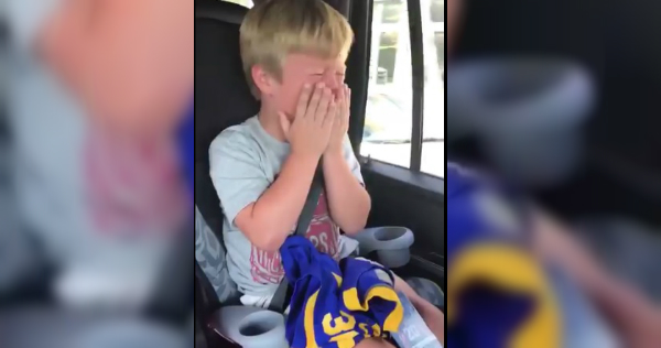 El pequeño lloró de emoción por el boleto para ver a Todd Gurley y los Carneros de Los Ángeles en Jacksonville