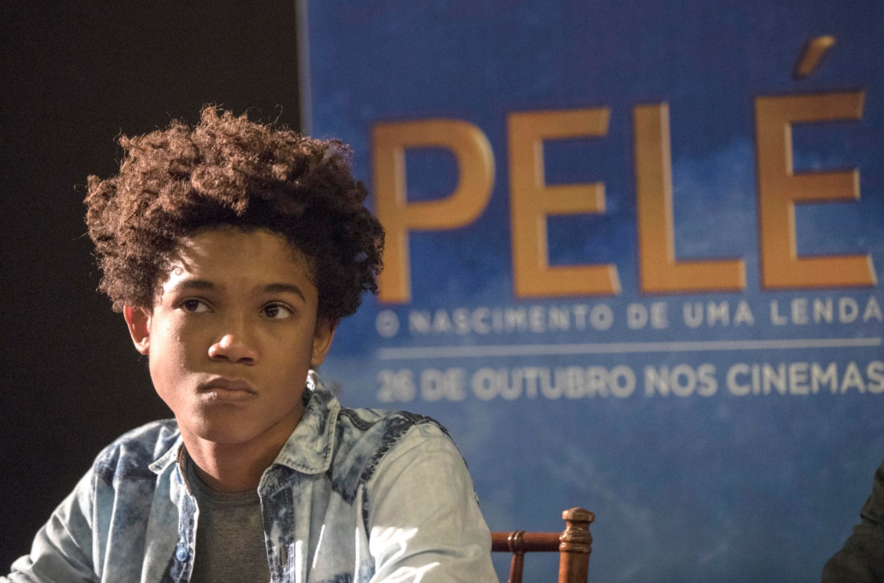 Presentan la película sobre Pelé en Brasil sin el jugador.