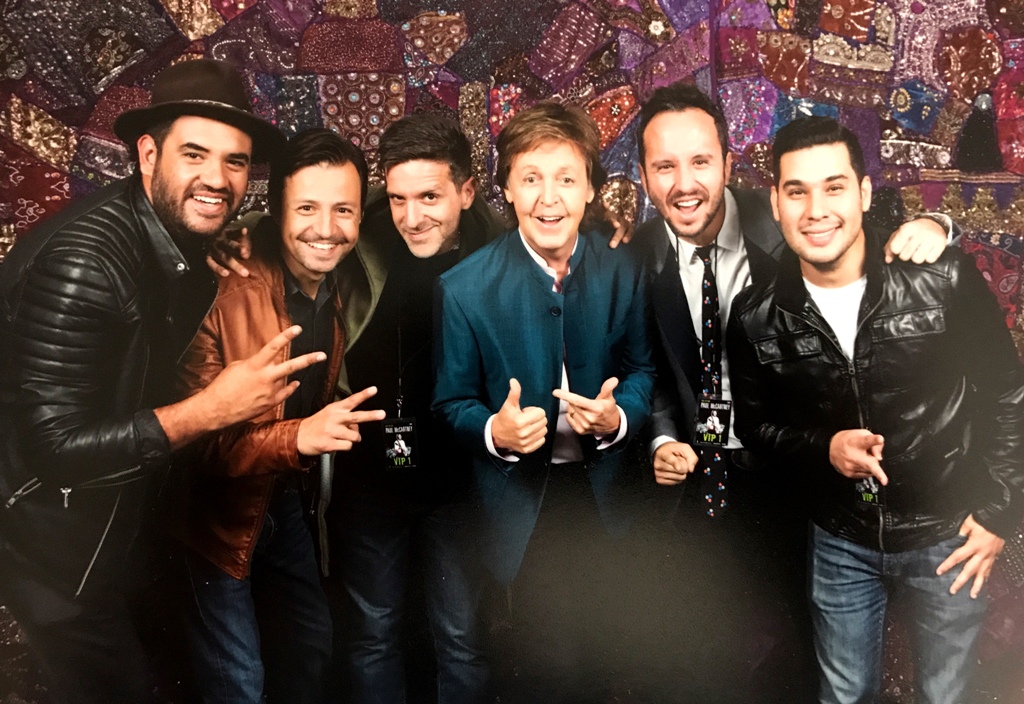 Los Claxons y Paul McCartney se reunieron para intercambiar ideas sobre la paz y la no violencia. 