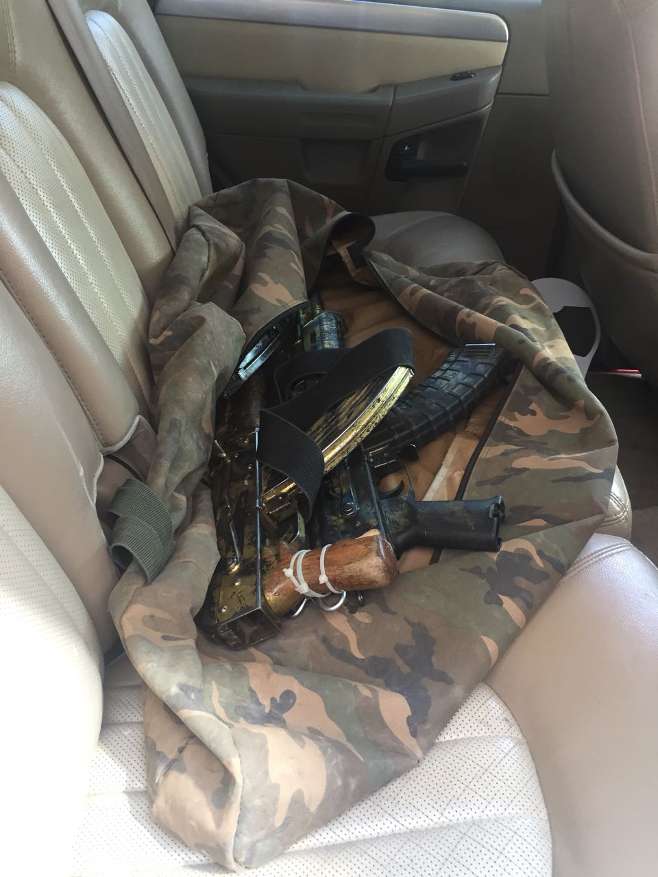 Además de la detención se aseguraron tres armas de fuego AK-47, cinco cargadores abastecidos y una camioneta. 