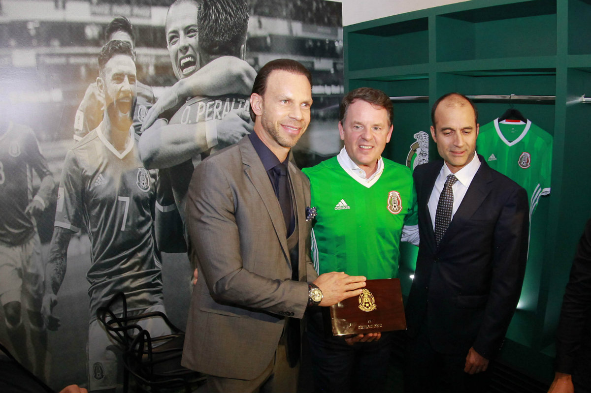 Guillermo Cantú y Zague en la presentación de los relojes de la selección mexicana
