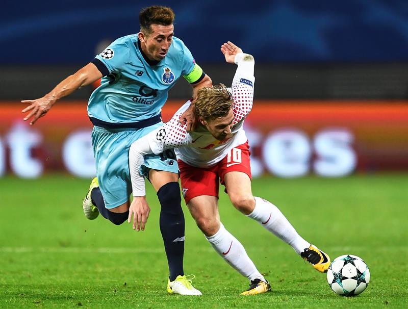 Héctor Herrera pelea un balón con Emil Forsberg