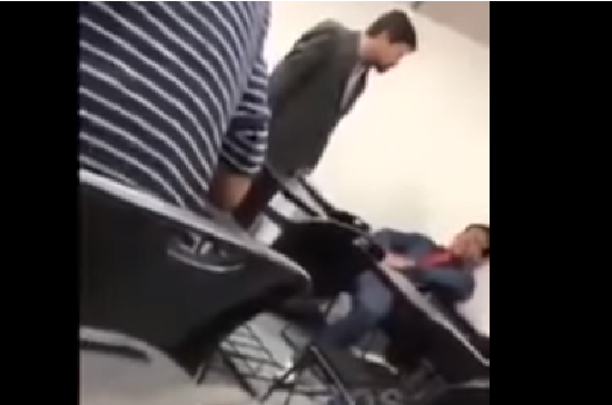 En la imagen, tomada del video compartido en Twitter, se ve al maestro acercarse al alumno para seguir insultándole.