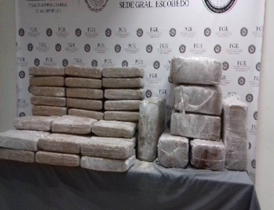 Los investigadores federales acudieron al negocio y detectaron nueve cajas que contenían los 46 paquetes con enervante.