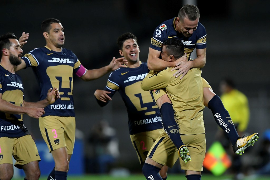 Jugadores de Pumas en festejo de gol