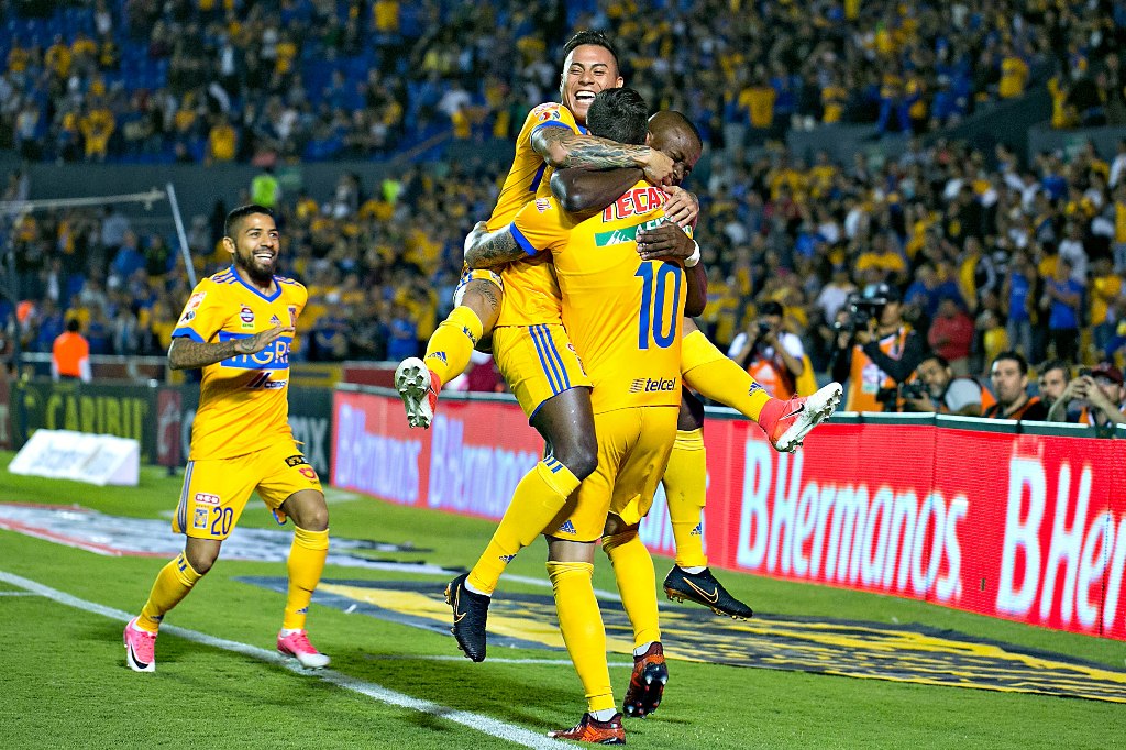 Jugadores de Tigres en festejo de gol
