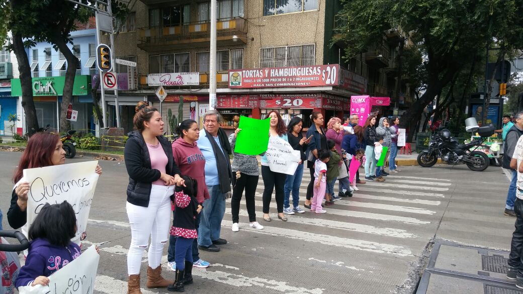 Los padres de familia exigen que se instalen lonas y mesas en un parque de la zona, durante la reconstrucción del plantel.