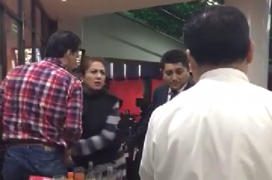 En el video que la víctima de la agresión compartió en Facebook, se ve a la pareja en estado etílico.
