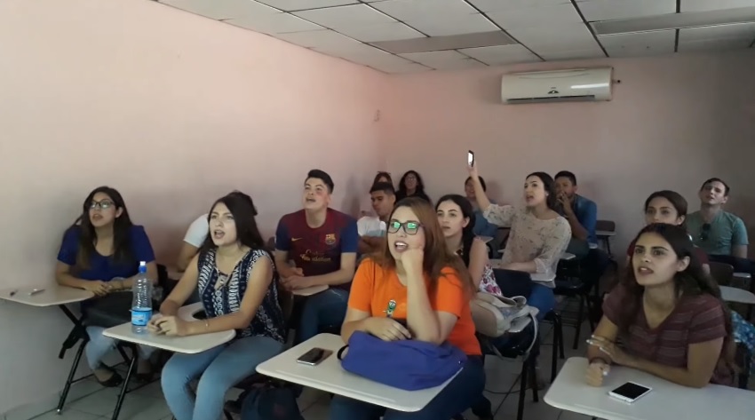Los alumnos aprenden inglés con versión traducida de "La Chona". 
