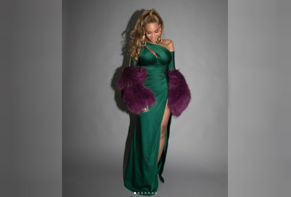 Beyoncé reapareció con un vestido esmeralda con el que lució su torneada figura. 