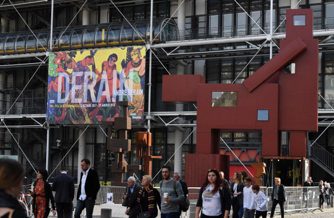 Su configuración alude a un hombre de pie con sus brazos colocados sobre lo que podría ser la cadera de su pareja o un animal de cuatro patas.