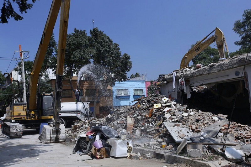 Parte del trabajo consiste en separar los restos de lo que, hasta antes del sismo del 19 de septiembre, eran 13 departamentos y locales comerciales.