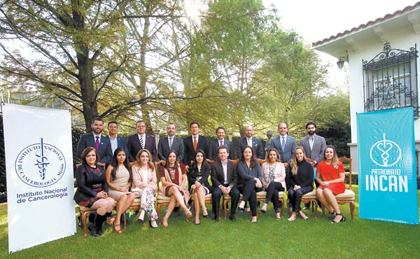 Francisco González e integrantes del instituto.