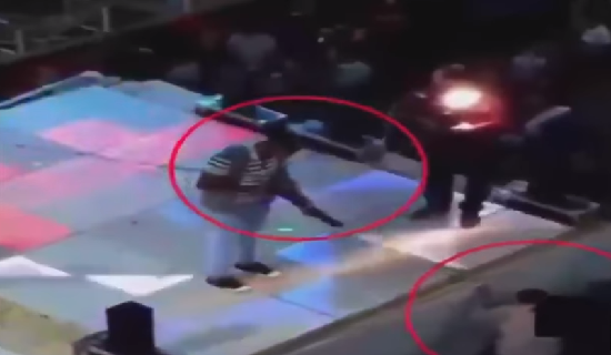 En la imagen, tomada del video compartido en YouTube, se ve al hombre en el momento en que le dispara al menor.
