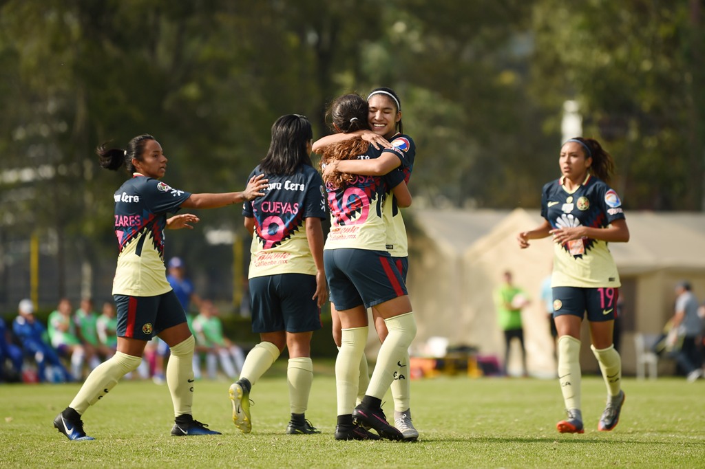 Jugadoras de América femenil en festejo de gol