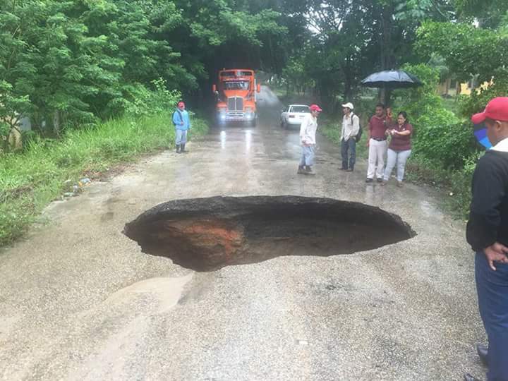 El socavón se produjó por las lluvias intensas que han caído en la región.