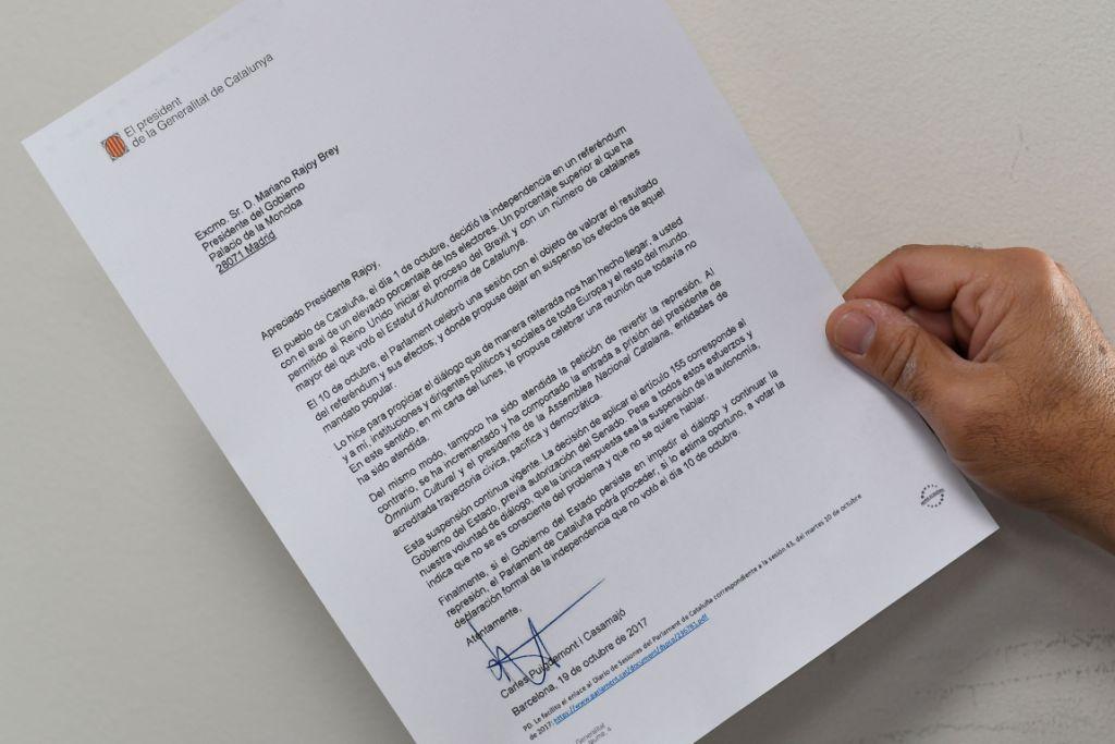 En la carta, Puigdemont explicó a Rajoy que si dejó "en suspenso" los efectos de la declaración de independencia fue para propiciar el diálogo. 