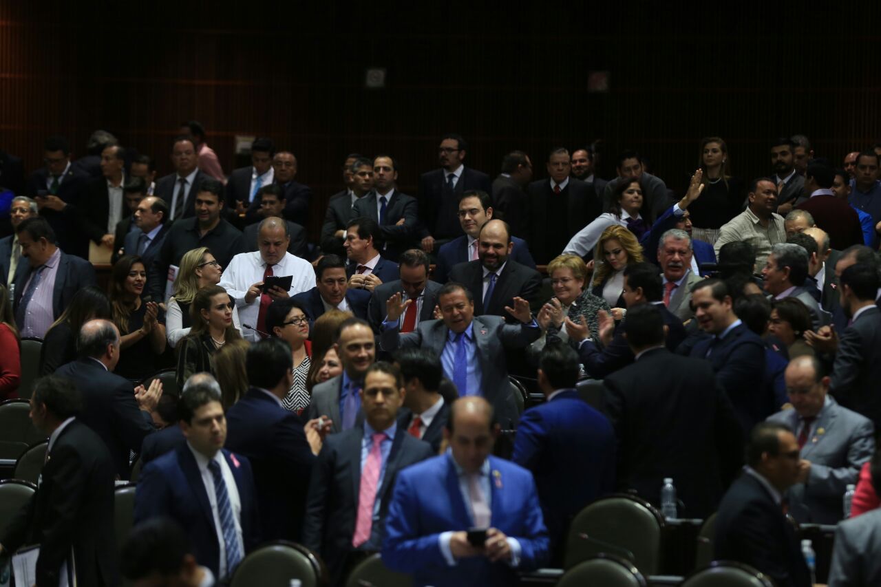 César Camacho festeja la aprobación de la Ley General de Ingresos.