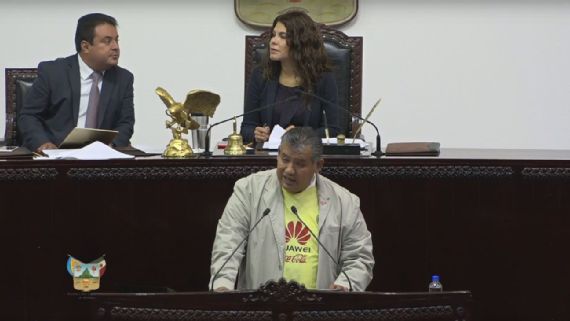 Jorge Miguel García con su playera del América en el congreso 