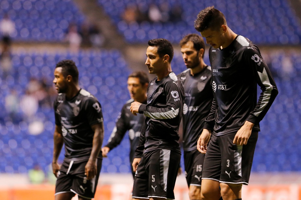 Jugadores de Monterrey tras la derrota ante Puebla