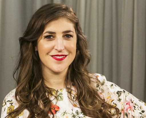 Mayim Bialik, arrepentida por su artículo sobre Weinstein.