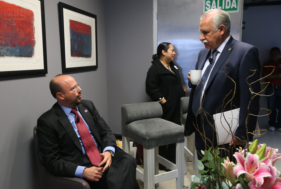 Octavio Avendaño, director de Asuntos Gubernamentales de Johnson&Johnson, y Jorge Villalobos, presidente ejecutivo del Cemefi, durante el encuentro en