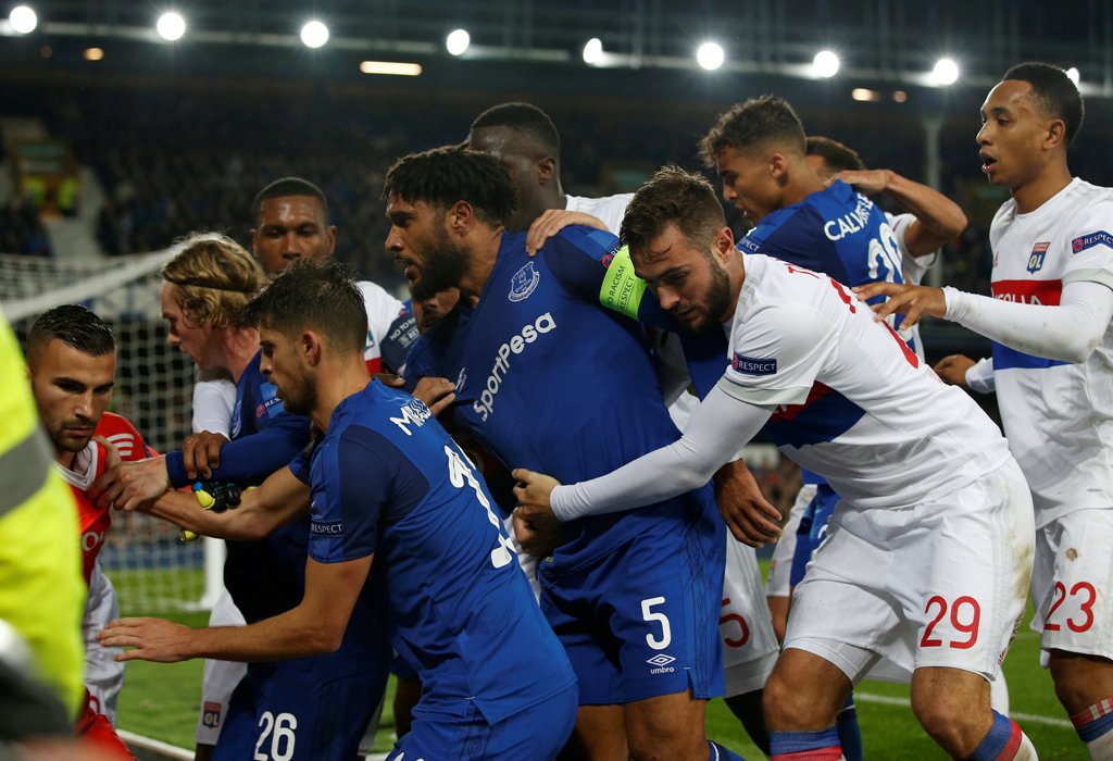Pelea entre jugadores del Everton y el Lyon 