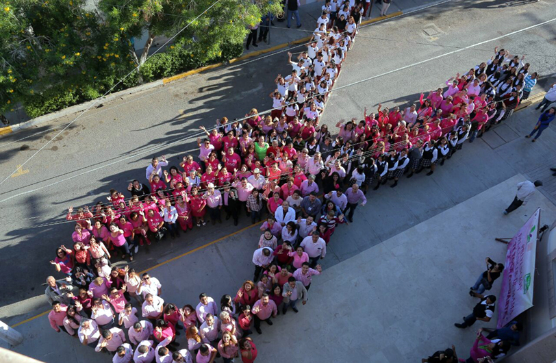 200 personas participaron en el Lazo Rosa contra el cáncer de mama en Lerdo.