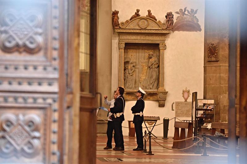 La policía inspecciona el interior de la basílica de Santa Croce.