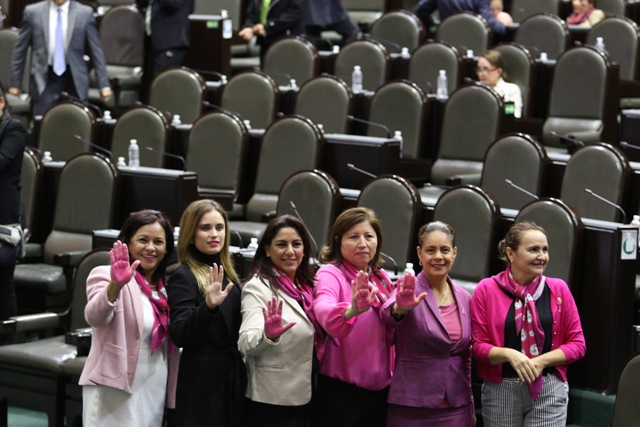 En San Lázaro, las legisladoras conmemoraron la lucha internacional contra el cáncer de mama. 
