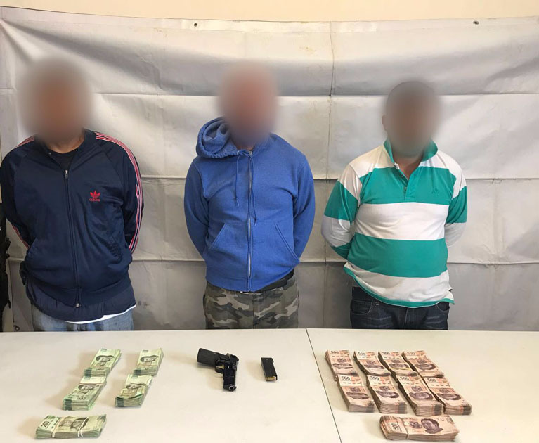 Los detenidos traían una pipa, armas de fuego y dinero en efectivo. 