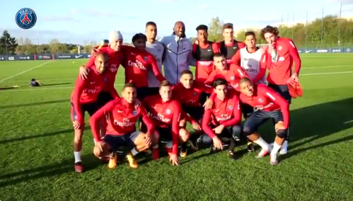 Kobe Bryant visita el entrenamiento del PSG