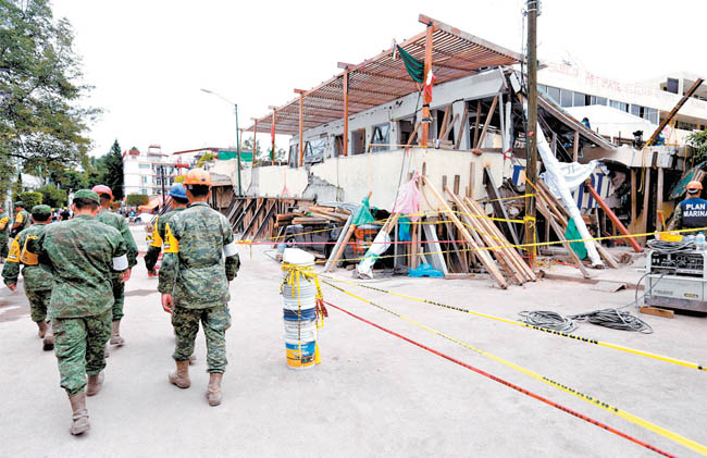 Labores de rescate de la Marina en el colegio Enrique Rébsamen. 