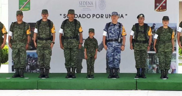 El menor comenzó sus actividades castrenses pasando lista a los soldados.